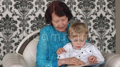 <strong>老奶奶</strong>带着孙子坐在沙发上。